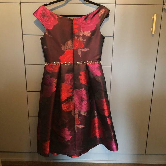 Beautiful dress-perfect for a fancy night out or mother of the bride. Size 8 - Picture 4 of 11